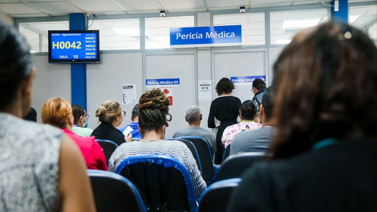 Atendimento em mutirão de perícia médica e avaliação social do INSS. Fonte: Ministério da Previdência Social.